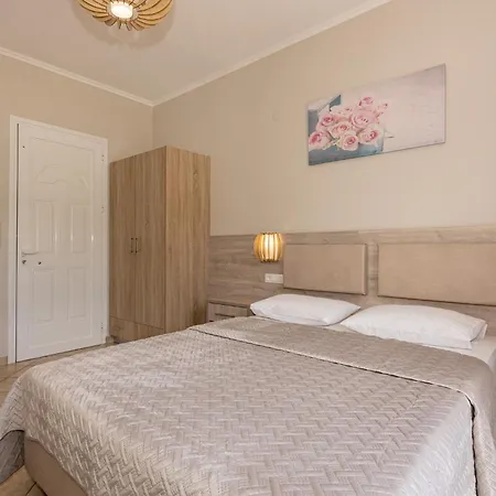 Regina Apartment *